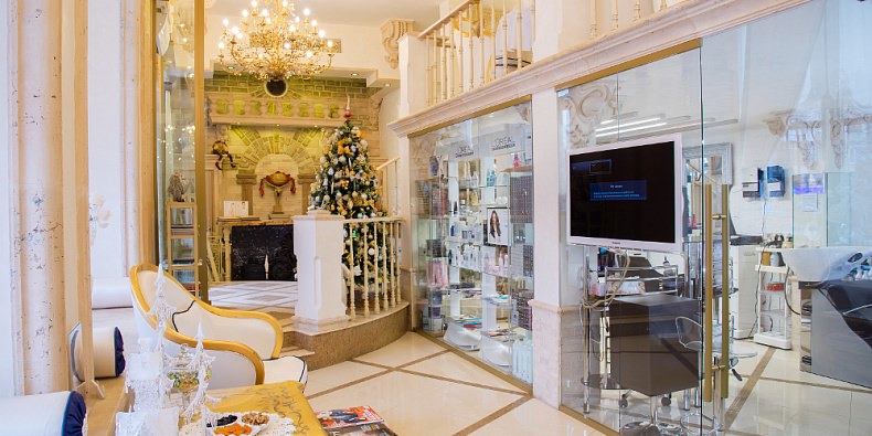 Как входить в помещение, где много людей