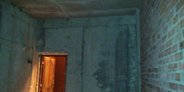 Как входить в помещение, где много людей