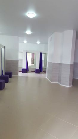 Как входить в помещение, где много людей