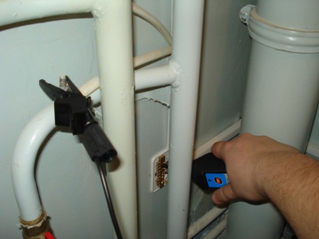 Как воруют электроэнергию в многоквартирном доме соседи