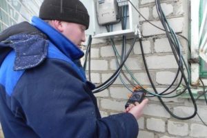 Как воруют электроэнергию в многоквартирном доме соседи