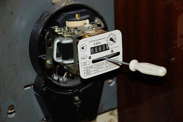 Как воруют электроэнергию в многоквартирном доме соседи