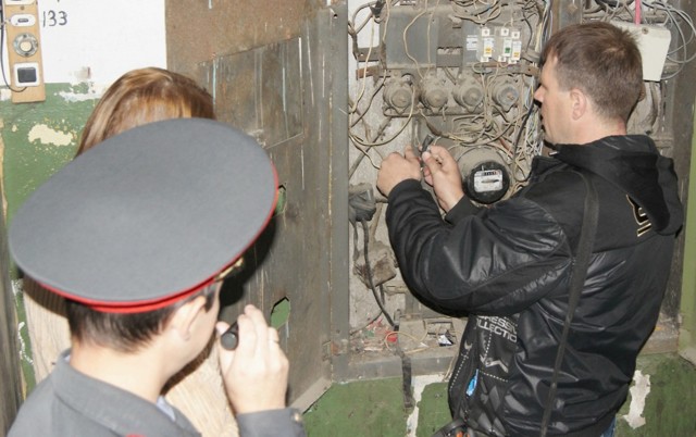 Как воруют электроэнергию в многоквартирном доме соседи