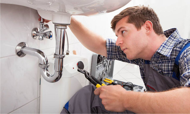 Как вызвать сантехника из управляющей компании