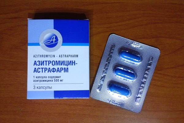 Три антибиотика. Антибиотик Азитромицин 500 мг. Азитромицин 500 таблетки антибиотики. Антибиотик 3 капсулы Азитромицин. Азитромицин 500 три таблетки антибиотик.